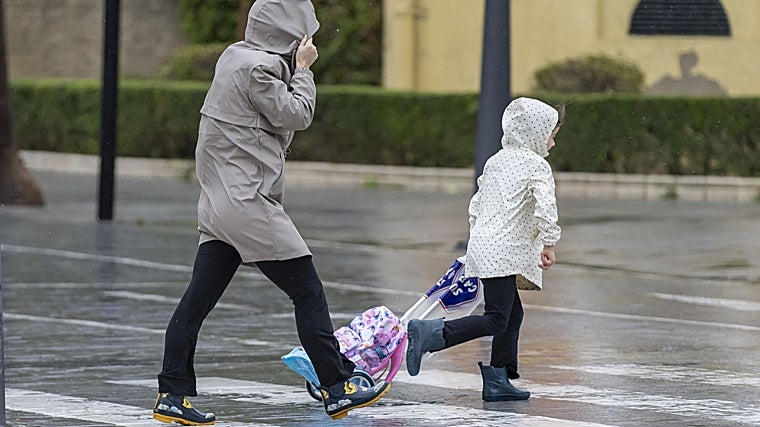 Los chubasqueros, este jueves, una prenda necesaria