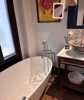 Imagen secundaria 2 - La piscina, la recepción y uno de los baños de una habitación