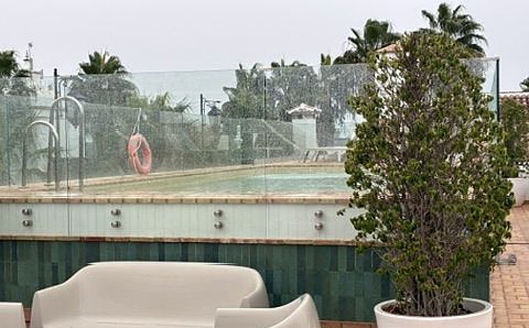 Imagen principal - La piscina, la recepción y uno de los baños de una habitación