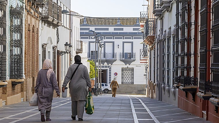Personas paseando por el centro de la localidad condal