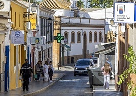 Varios negocios de una de las principales calles del centro de Rociana del Condado