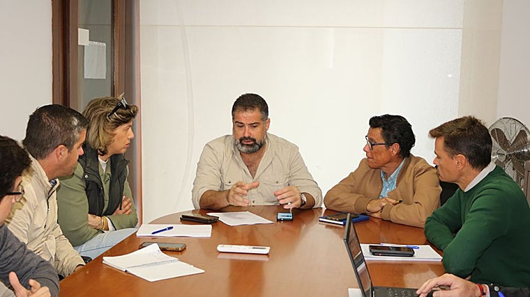 Reunión del alcalde de Cartaya, Manuel Barroso, con los Servicios Técnicos Municipales