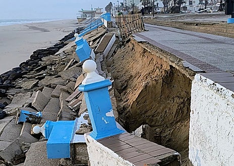 Imagen secundaria 1 - El temporal desentierra el antiguo muro de hierro de la playa de Matalascañas y varias tuberías: «Si tuviera ayuntamiento propio…»