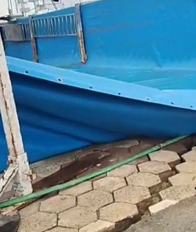 Imagen secundaria 2 - La noria situada en el Paseo Marítimo de Matalascañas y abajo un camión grande en la arena y las grietas causadas por la piscina