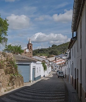 Imagen secundaria 2 - Así es el pueblo de Huelva donde se crio la modelo y empresaria Laura Sánchez: tiene siete calles, casas blancas y está en plena sierra