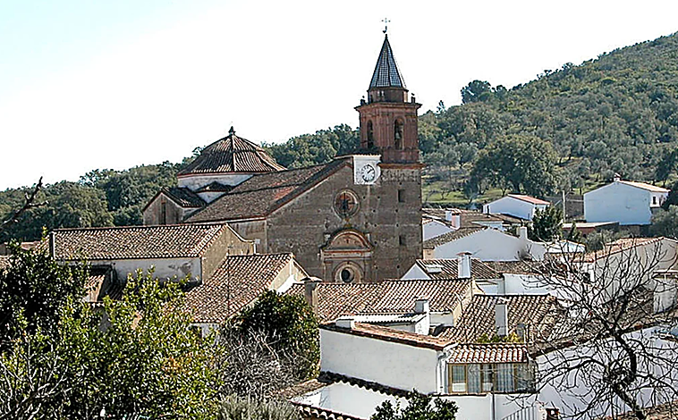Imagen principal - Así es el pueblo de Huelva donde se crio la modelo y empresaria Laura Sánchez: tiene siete calles, casas blancas y está en plena sierra