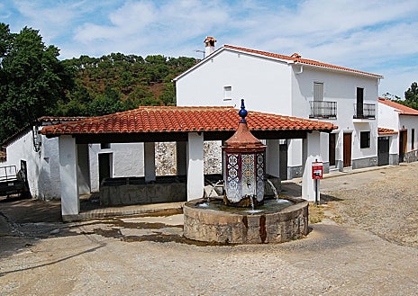 Imagen secundaria 1 - Así es el pueblo de Huelva donde se crio la modelo y empresaria Laura Sánchez: tiene siete calles, casas blancas y está en plena sierra