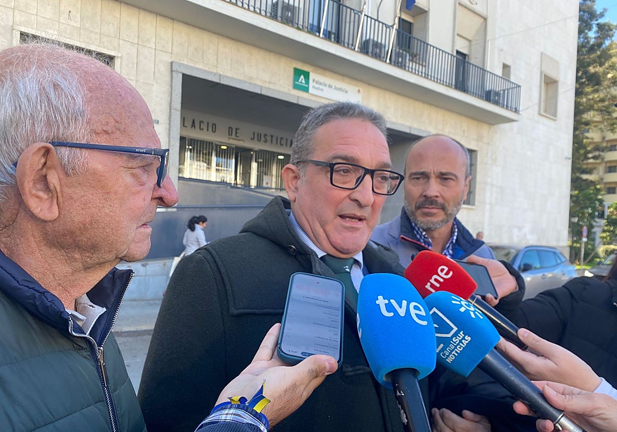 El abogado de la acusación particular, Enrique Arroyo, atendiendo a los medios tras conocer el veredicto