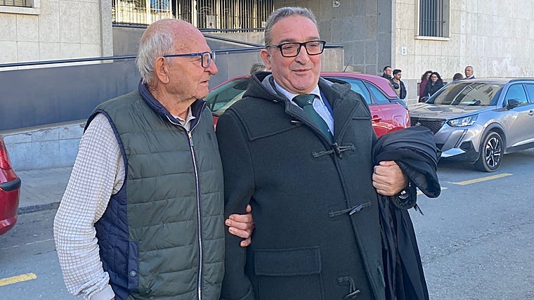 El padre de Alicia junto a su abogado tras conocer el veredicto