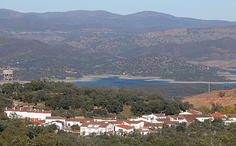 Imagen principal - Vista de Corteconcepción y el pantano de Aracena