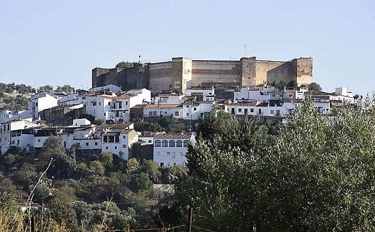 Imagen principal - Castillo de Aroche y ermita de San Mamés