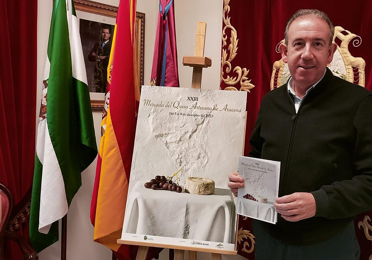 Manuel Guerra, alcalde de Aracena, con el cartel del evento