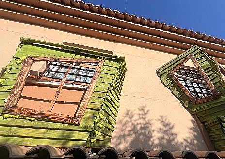 Imagen secundaria 1 - Daniel Nogales en pleno trabajo creando la casa del Grinch y abajo detalles de cómo está quedando todo en dicha calle de Corrales