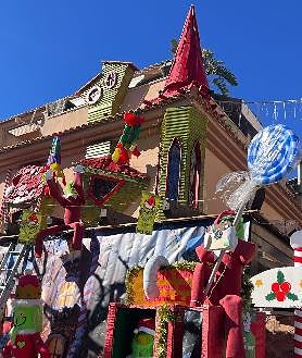 Imagen secundaria 2 - Daniel Nogales en pleno trabajo creando la casa del Grinch y abajo detalles de cómo está quedando todo en dicha calle de Corrales