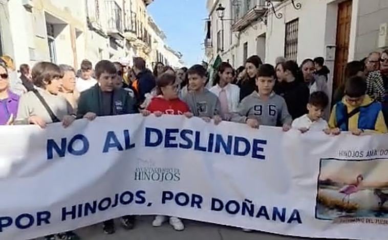 Imagen principal - Masiva manifestación en Hinojos contra el “arbitrario” deslinde de la marisma de Doñana