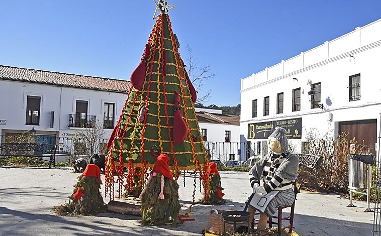 Imagen principal - Más figuras de ganchillo repartidas por el pueblo