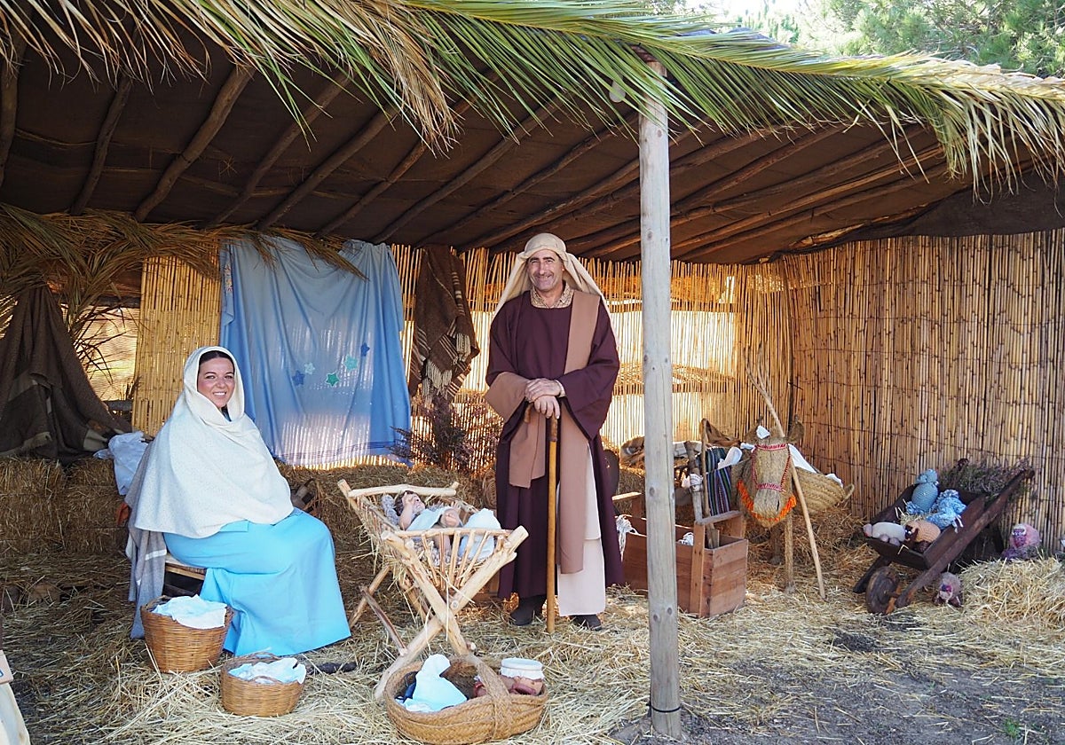 Belén Viviente junto a un faro