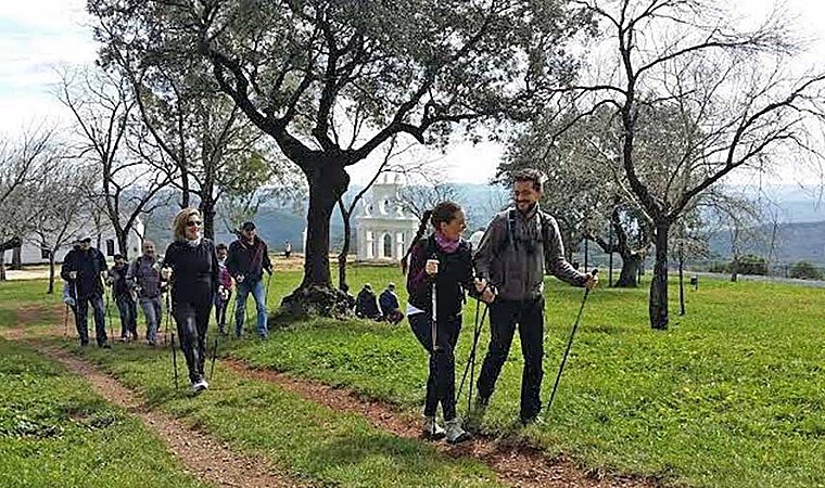 Senderistas en la Peña de Arias Montano, en Alájar
