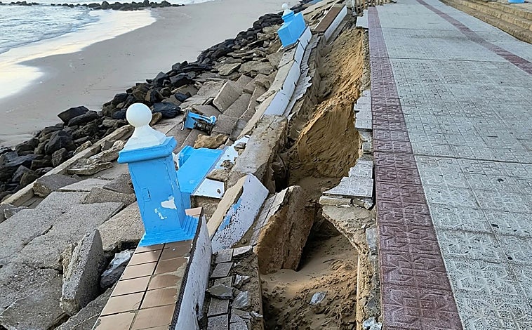 Imagen principal - El paseo marítimo de Matalascañas, gravemente dañado