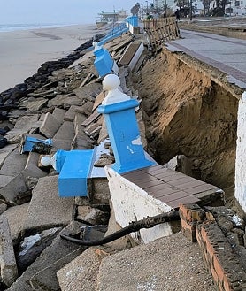 Imagen secundaria 2 - El paseo marítimo de Matalascañas, gravemente dañado