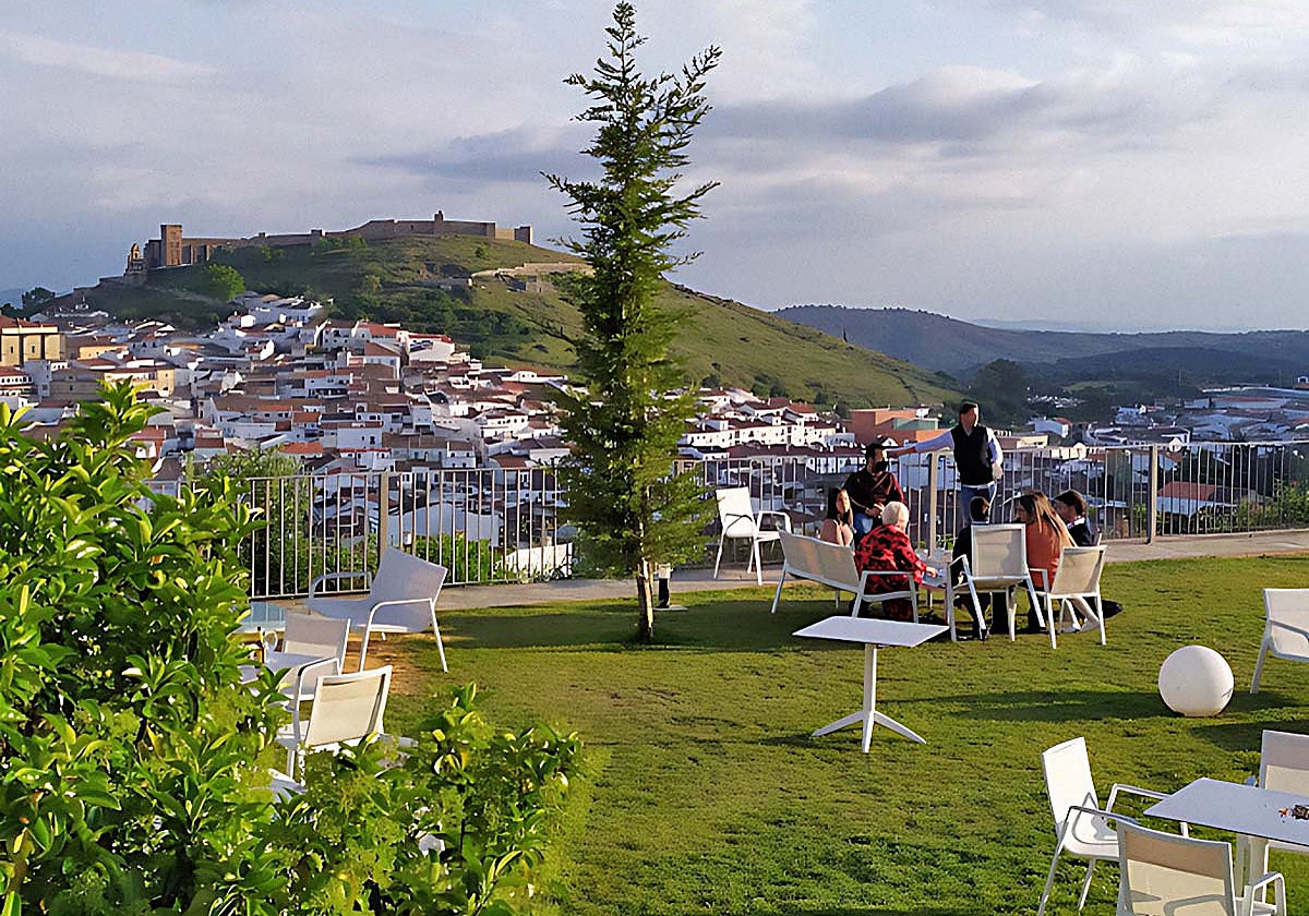 Jardines de un establecimiento hotelero en Aracena