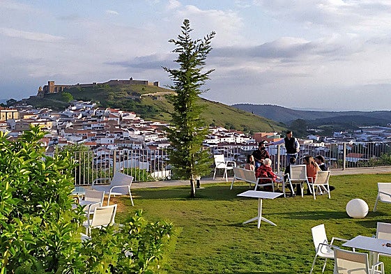 Jardines de un establecimiento hotelero en Aracena
