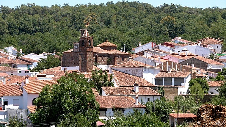 Vista panorámica de la localidad de Castaño del Robledo en la Sierra de Huelva
