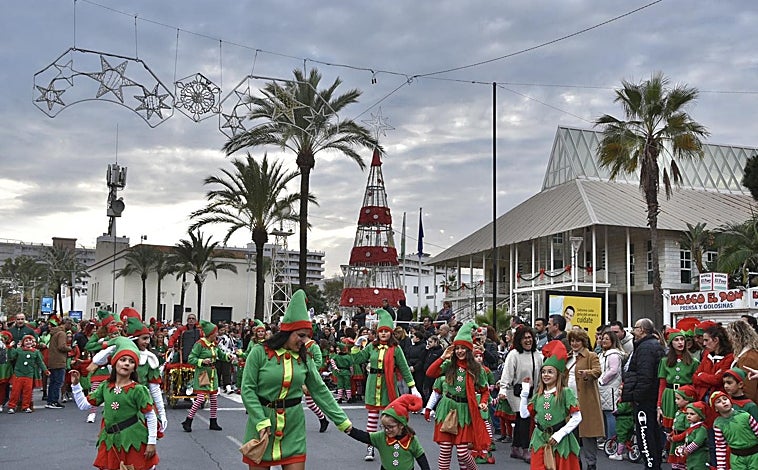 Imagen principal - Los pequeños elfos les entregarán a Papá Noel y Mama Noel sus cartas y un adorno para el Gran Árbol de la Navidad de Punta