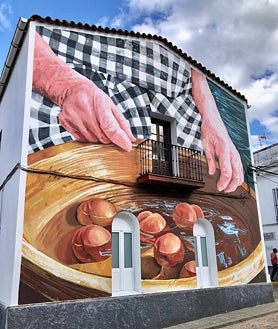 Imagen secundaria 2 - La ermita medieval de Las Virtudes, y abajo el edificio del Cabildo viejo (izquierda) y el mural dedicado a las abuelas