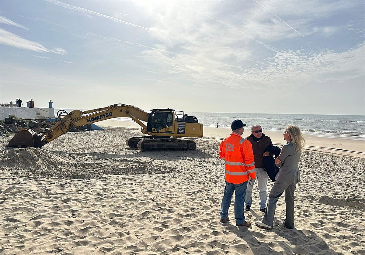 Visita de la subdelegada del Gobierno en Huelva, María José Rico, a la playa de Matalascañas