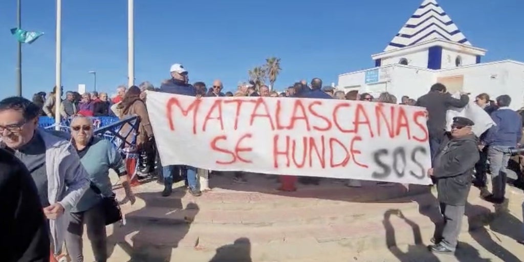 Cientos de vecinos de Matalascañas se concentran junto a la depuradora ...