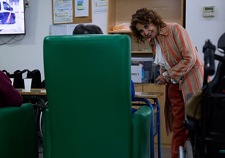 Montero hace campaña en una residencia de ancianos de Cartaya donde ...