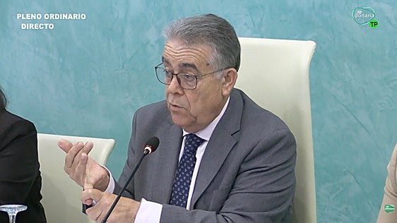 Francisco Bella, alcalde de Almonte, durante el pleno de este viernes