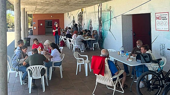 Ola de solidaridad en San Bartolomé de la Torre para que no falte de nada a los desalojados por el incendio: «Estamos muy orgullosos»