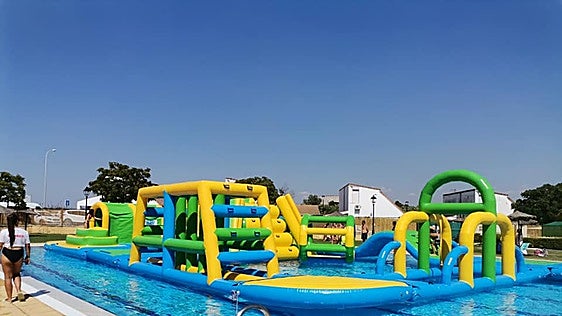 Tharsis ofrece su piscina de forma gratuita a los desalojados de Villanueva de las Cruces por el incendio de El Cerro
