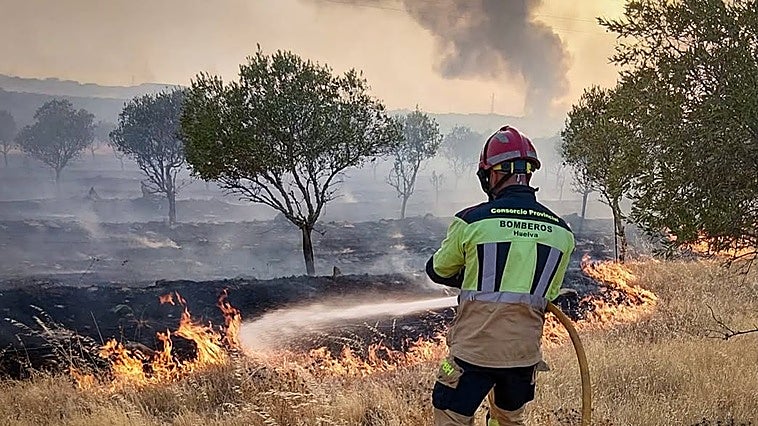 El alcalde de Villanueva de las Cruces asegura que el fuego llegó a estar «a 100 metros» del casco urbano