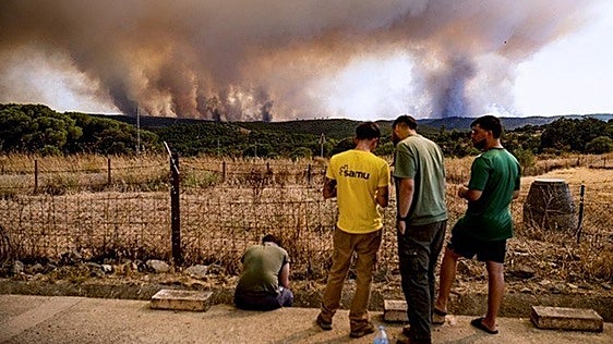 Los bomberos del incendio de Niebla, «hartos» de los cohetes en La Palma del Condado: «Llevamos 12 horas exhaustos»