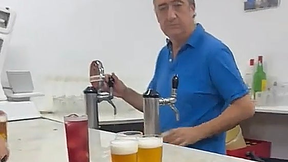 El bar de la costa de Huelva que se ha vuelto viral por su forma de tirar la cerveza: «De los mejores sitios para echar unas cervezas»