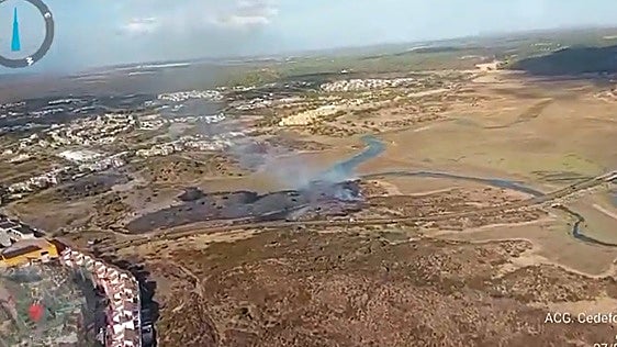 Efectivos sofocan un incendio declarado en una zona de marismas de Costa Esuri