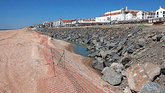 Así será la coraza de piedra que debe evitar otro derrumbe del paseo de Matalascañas