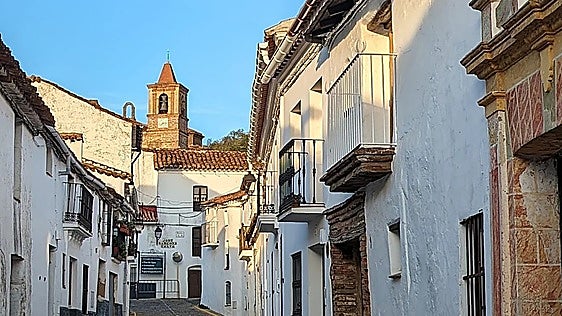 El pueblo de la sierra de Huelva con sólo 200 habitantes que National Geographic ha destacado por su increíble catedral: «Una joya arquitectónica del siglo XVIII»