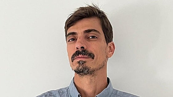 José Manuel Araujo, otorrino: «El oído está preparado para limpiarse solo, la cera tiene una función protectora que es necesaria»