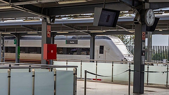 Arrecian las críticas a los nuevos horarios que alargan hasta dos horas el tren Huelva-Sevilla: "Es tercermundista"