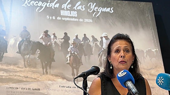 La alcaldesa de Hinojos, Joaquina del Valle, este jueves en rueda de prensa.