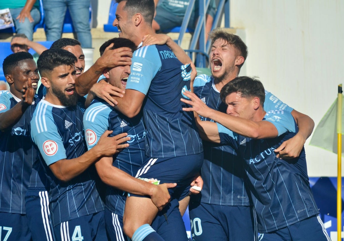 Jugadores del Recre celebran el gol de la victoria