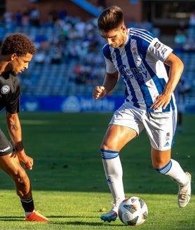 Imagen secundaria 2 - Pablo Caballero (arriba) fue autor de dos goles. Uno antes del descanso y otro en el primer minuto de la segunda parte. Abajo, Sergio Chinchilla, autor del tercer gol y muy activo en el encuentro. Al lado, Antonio Salinas, firmó una gran asistencia en el segundo gol.