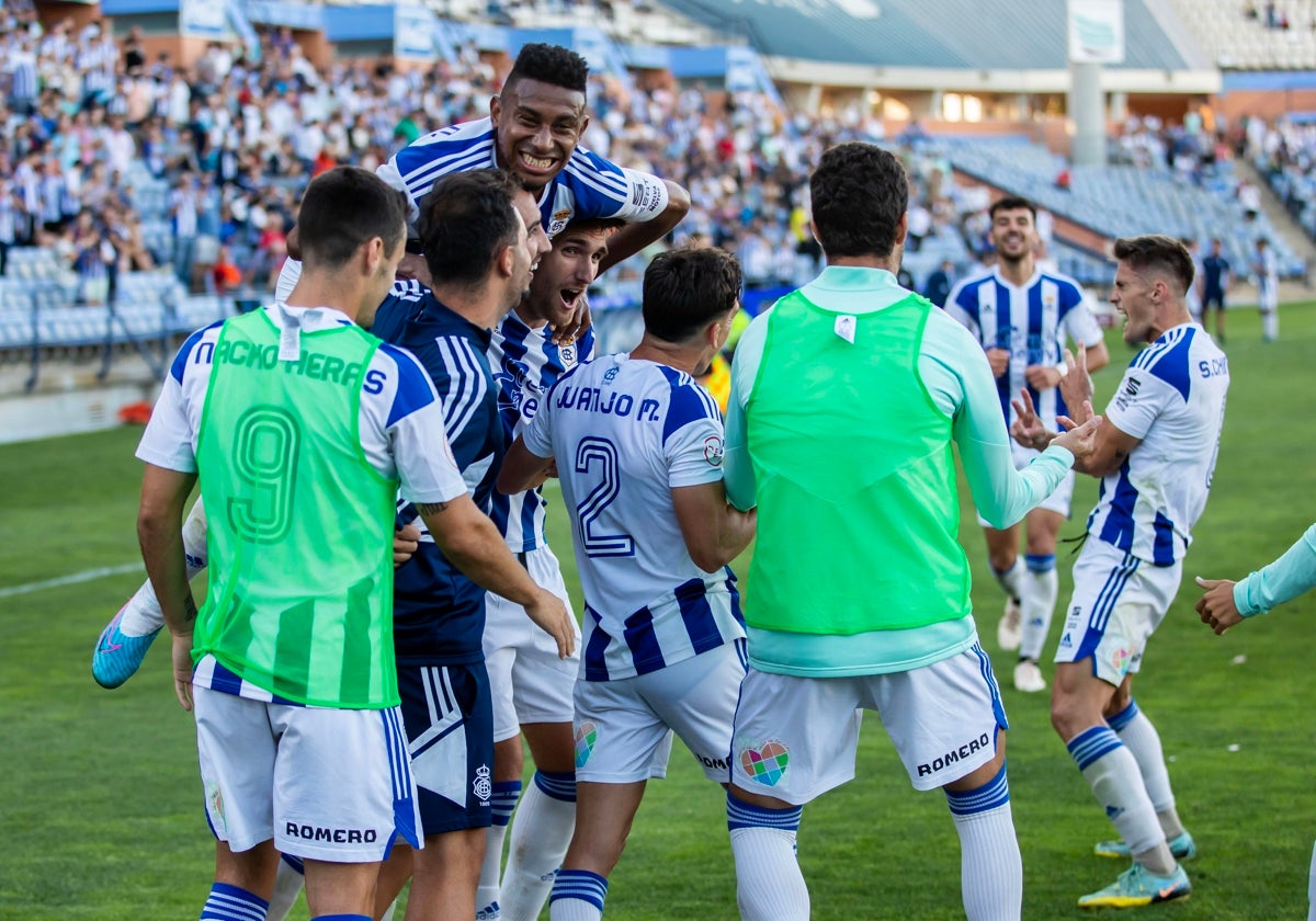 Los jugadores del Recreativo de Huelva celebran uno de los goles