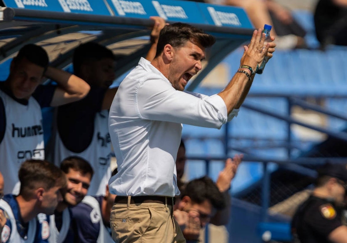 Víctor Cea aplaudiendo a sus jugadores en un partido
