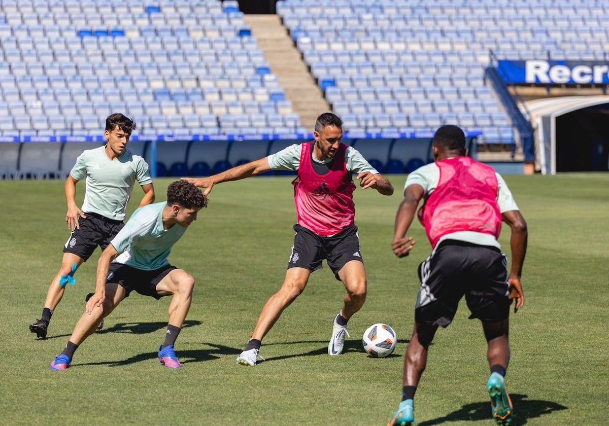 El goleador Pablo Caballero, con el balón en un entrenamiento