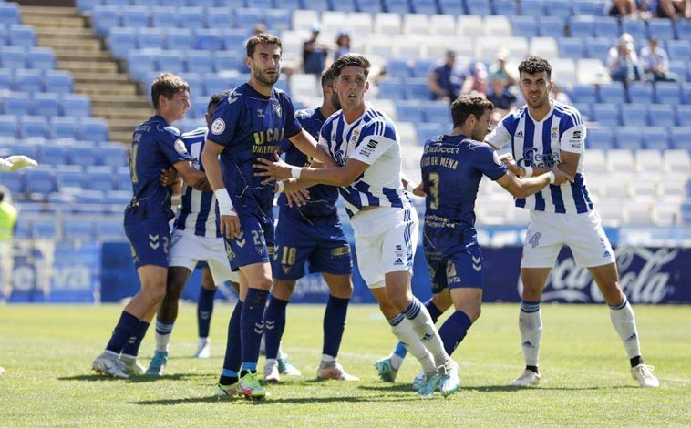 Imagen principal - Diferentes momentos del partido que enfrentó al Decano y al UCAM Murcia. Arriba, los centrales albiazules marcan a los rivales en una jugada a balón parado. Abajo, Peter y Fran Ávila, respectivamente pugnan por el control del esférico con un adversario.